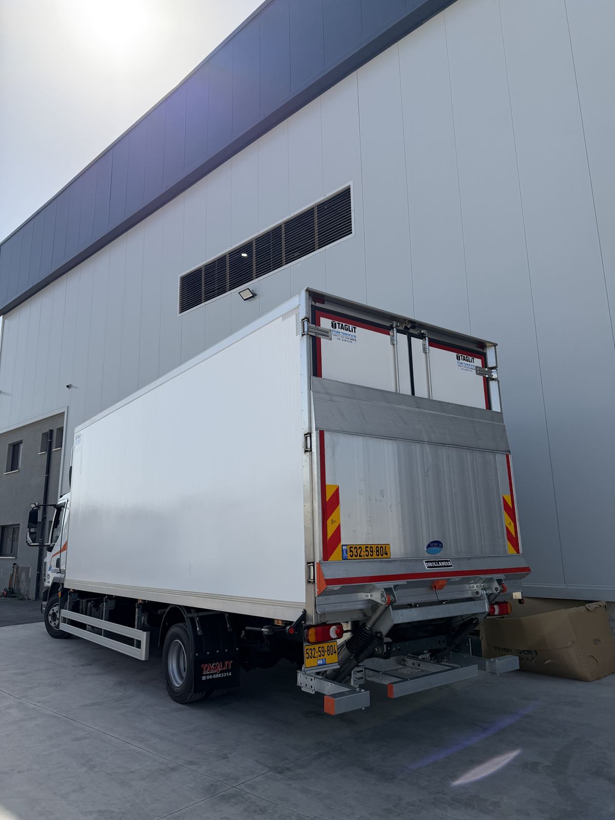 Refrigerated body with tail lift